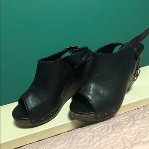 Black wedges